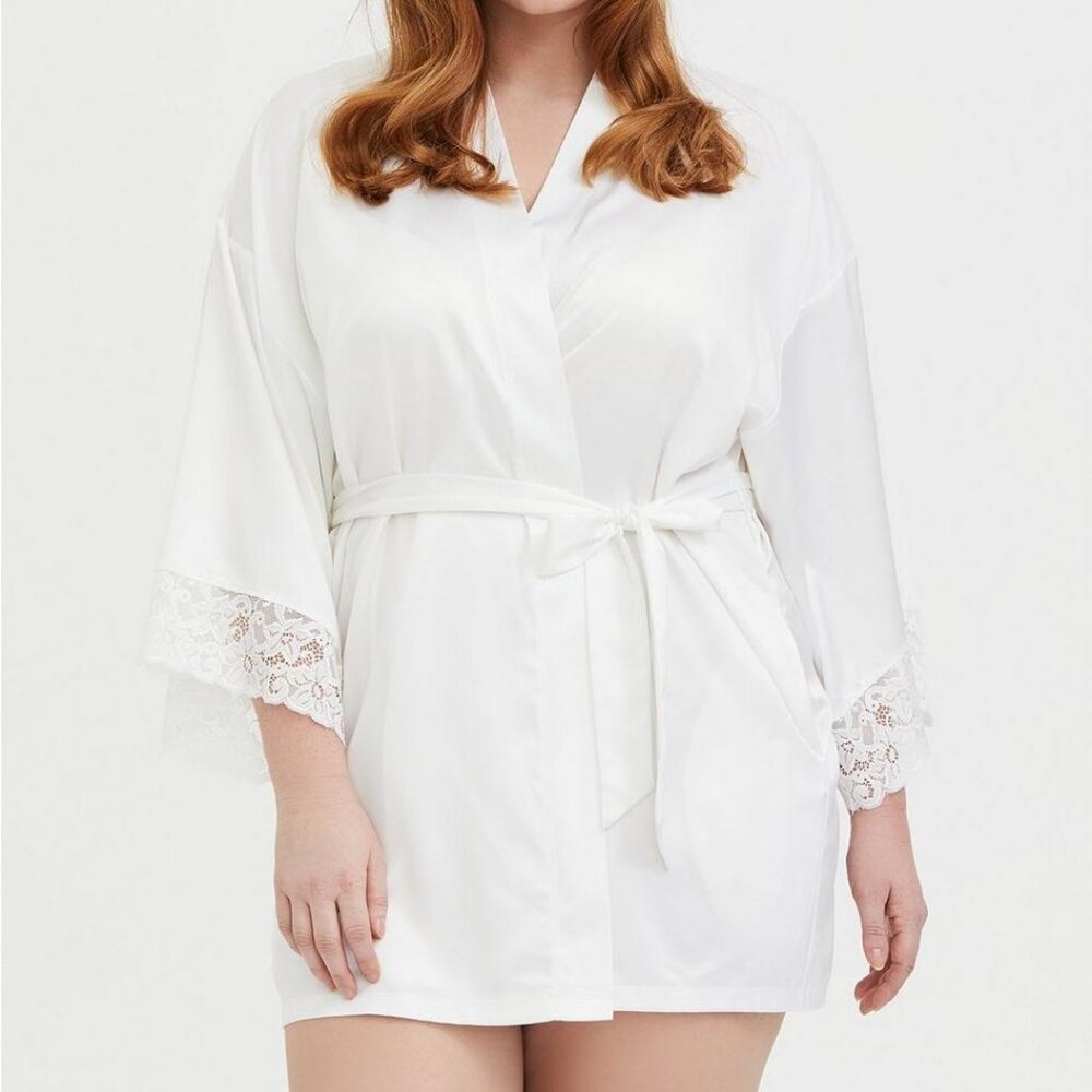 TORRID Bride White Satin & Lace Get Ready Robe Size 1 Tie Closure with Pockets